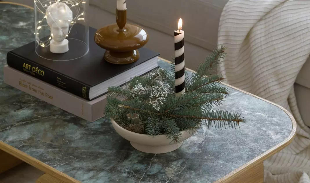 Coffee table with plates from the Impress collection