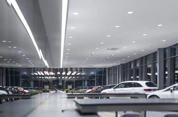 Rzeźba świetlna i oświetlenie ogólne: Salon Mercedes-Benz w Bielsku Białej