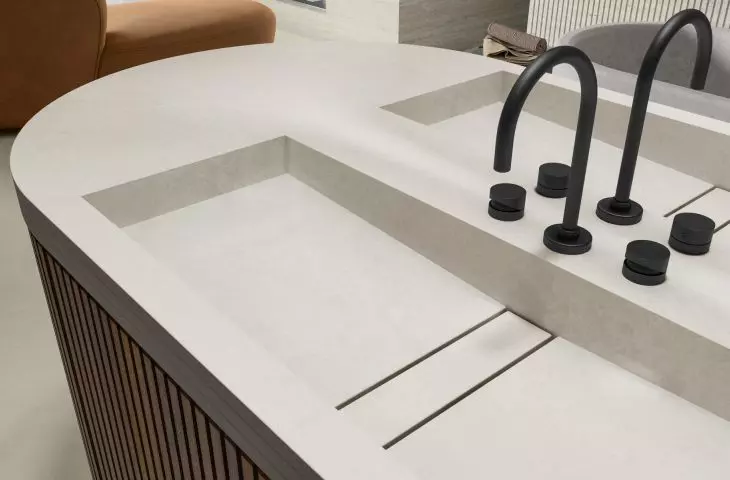 Łazienka projektu Claudii Sawaru, blat i umywalka - materiał Dekton