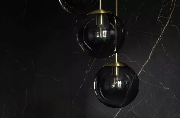 Above the bath in the bedroom hangs a decorative lamp