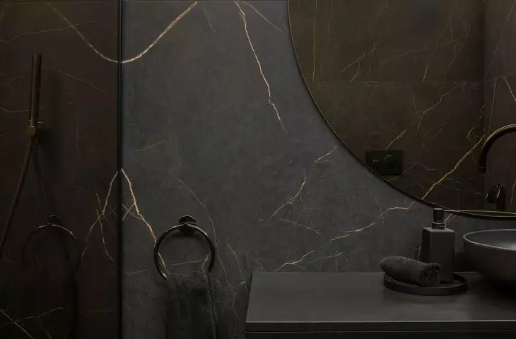 On the walls and floor you will find matte tiles
