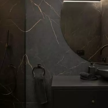 On the walls and floor you will find matte tiles