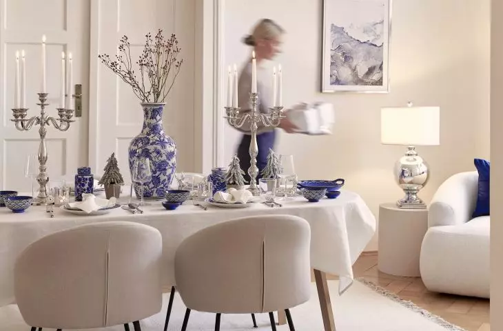 White, blue and silver are the perfect colors to create Christmas Eve table decorations