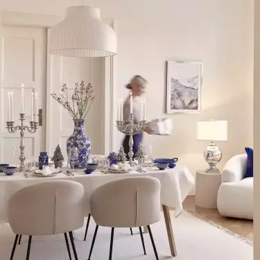 Biel, błękit i srebro to idealne kolory do stworzenia dekoracji wigilijnego stołu