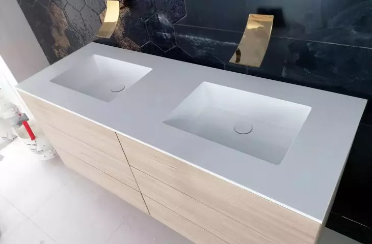 Washbasins integrated into the countertop