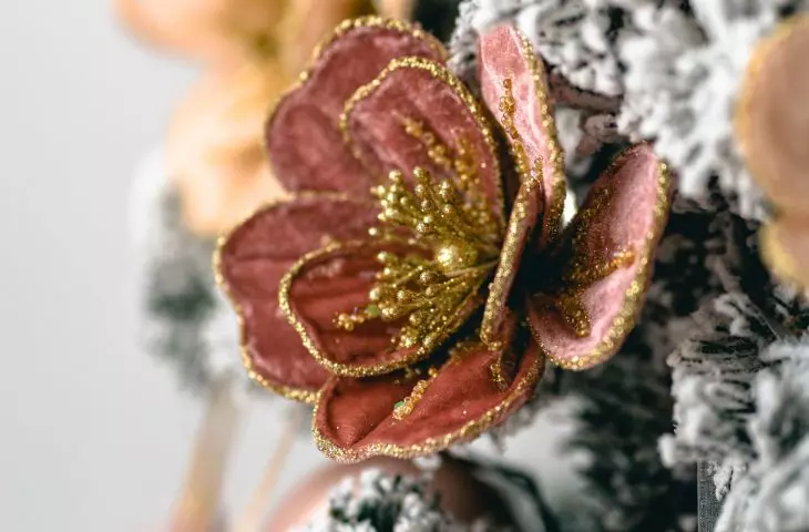 Some of the artificial flowers are decorated with glitter. This makes them fit perfectly with the rest of the Christmas tree decorations