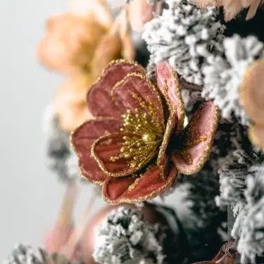 Some of the artificial flowers are decorated with glitter. This makes them fit perfectly with the rest of the Christmas tree decorations