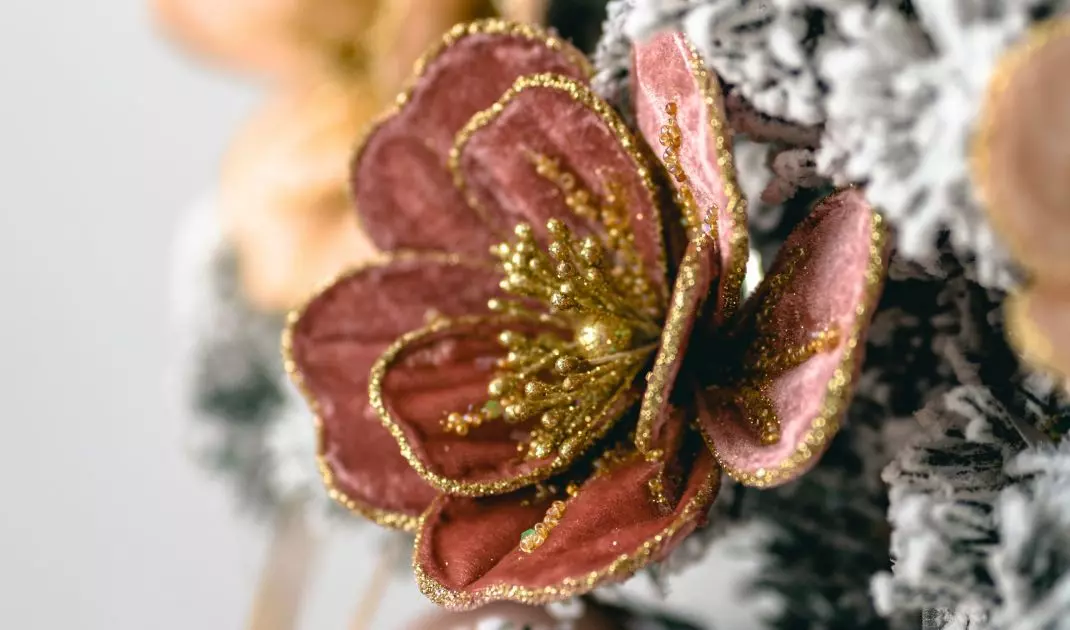 Some of the artificial flowers are decorated with glitter. This makes them fit perfectly with the rest of the Christmas tree decorations
