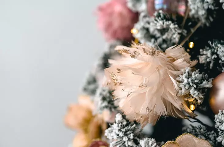 For decorating the Christmas tree, shades of pink will work well