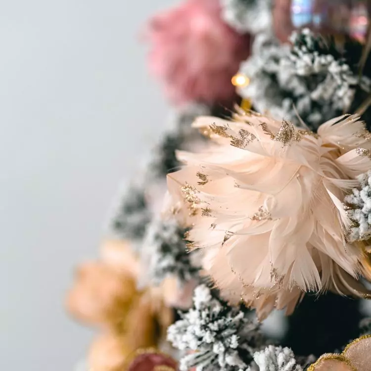For decorating the Christmas tree, shades of pink will work well