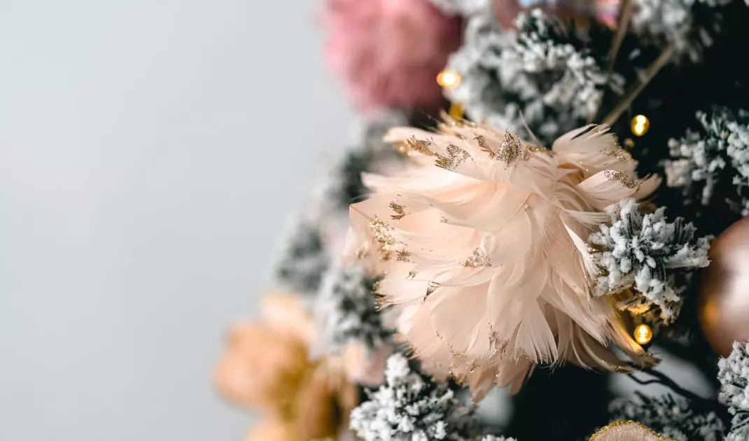 For decorating the Christmas tree, shades of pink will work well