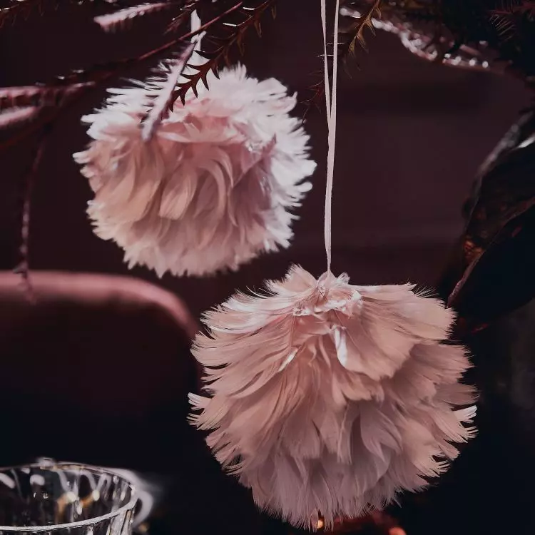In addition to decorations imitating flowers, you can also use decorations referring to them in their appearance