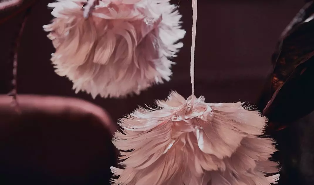 In addition to decorations imitating flowers, you can also use decorations referring to them in their appearance