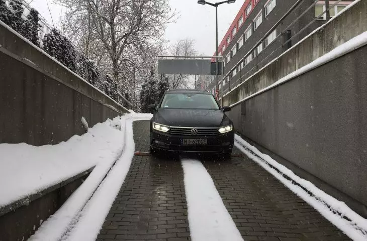Garage exit heating, nVent RAYCHEM EM2-XR system, Warsaw, Poland