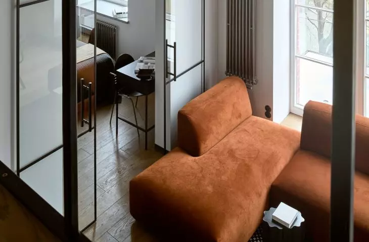 The brick-red color can be found, among others, on the sofa