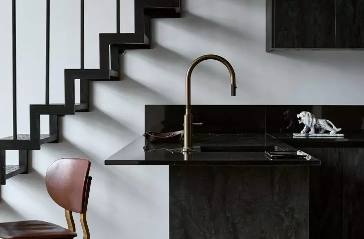 On the fronts of the kitchen development there is a concrete decor