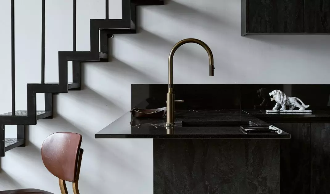 On the fronts of the kitchen development there is a concrete decor