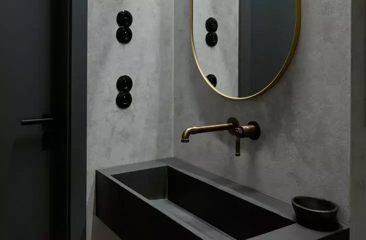 The arrangement of the bathroom is completed with fittings in the shade of brushed brass