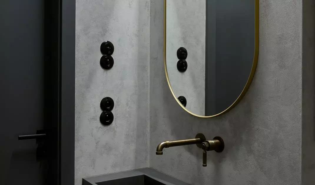 The arrangement of the bathroom is completed with fittings in the shade of brushed brass