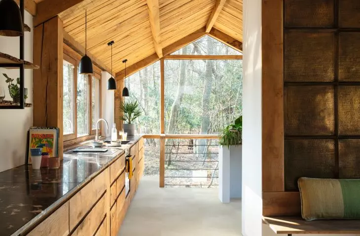 L-shaped or U-shaped kitchens replace built-ins on one wall
