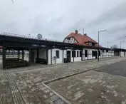 Teren wokół dworca został przebudowany, ale trudno uznać go za atrakcyjną przestrzeń publiczną