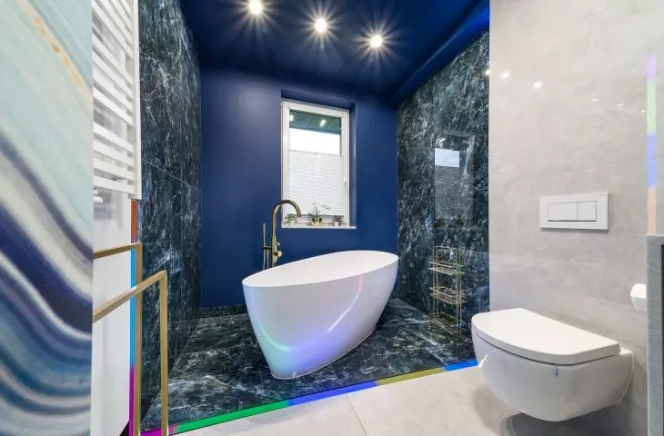 The free-standing bathtub was highlighted by the use of navy blue tiles 