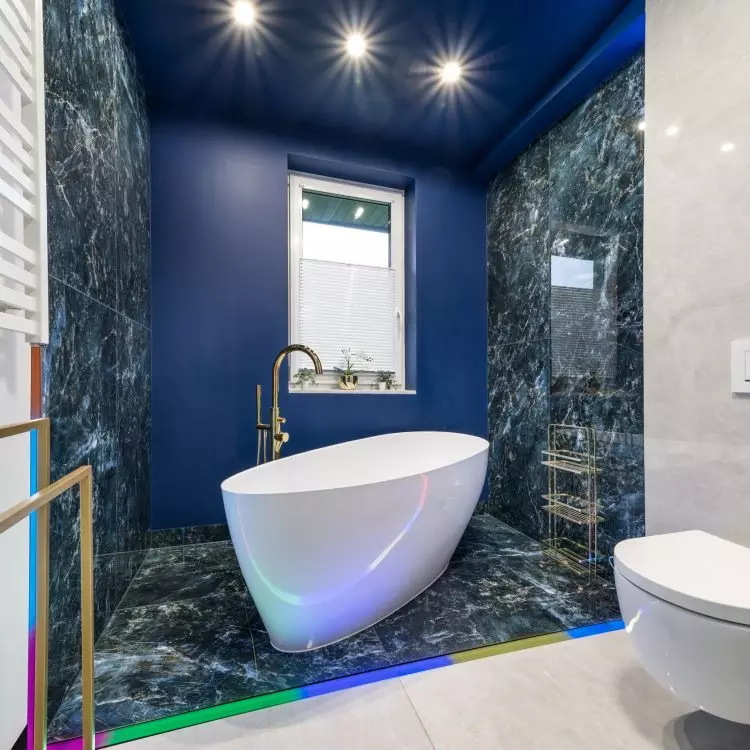The free-standing bathtub was highlighted by the use of navy blue tiles 