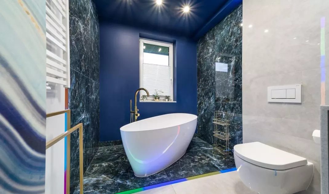The free-standing bathtub was highlighted by the use of navy blue tiles 