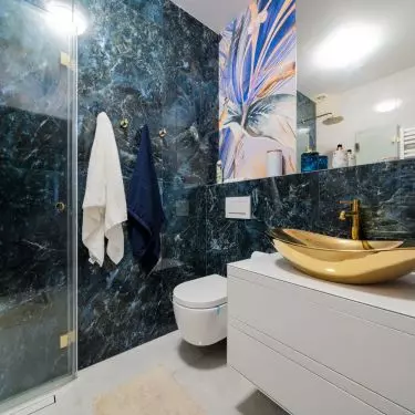 The main decorative element of the second bathroom is floral wallpaper