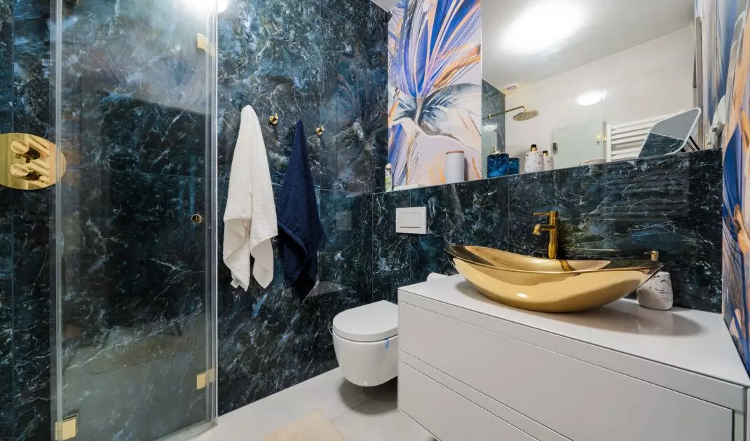 The main decorative element of the second bathroom is floral wallpaper