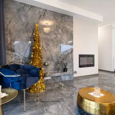 The architect used wall and floor coverings finished in a high gloss finish