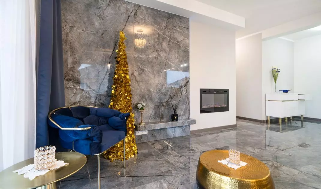The architect used wall and floor coverings finished in a high gloss finish