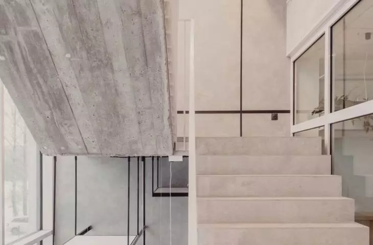 jednym z kluczowych elementów architektonicznych budynku jest przeszklona klatka schodowa