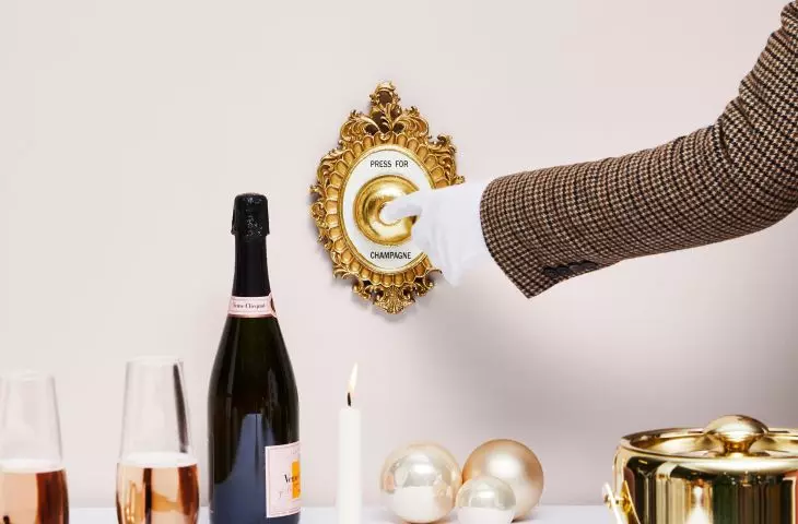 Champagne is an intriguing color with which you can create an elegant arrangement