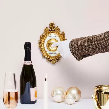 Champagne is an intriguing color with which you can create an elegant arrangement