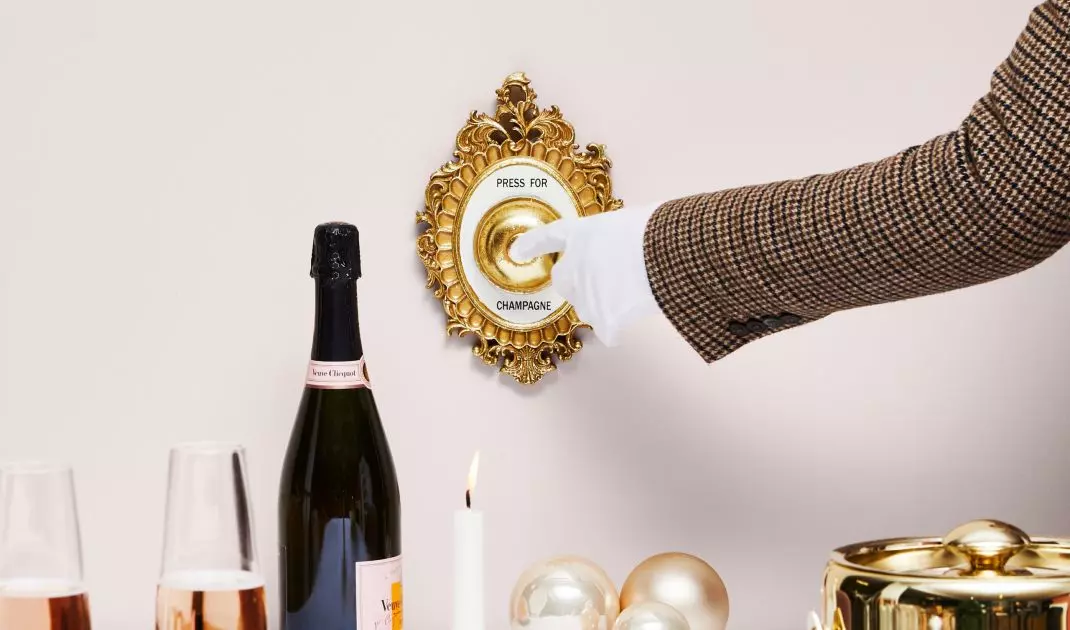 Champagne is an intriguing color with which you can create an elegant arrangement