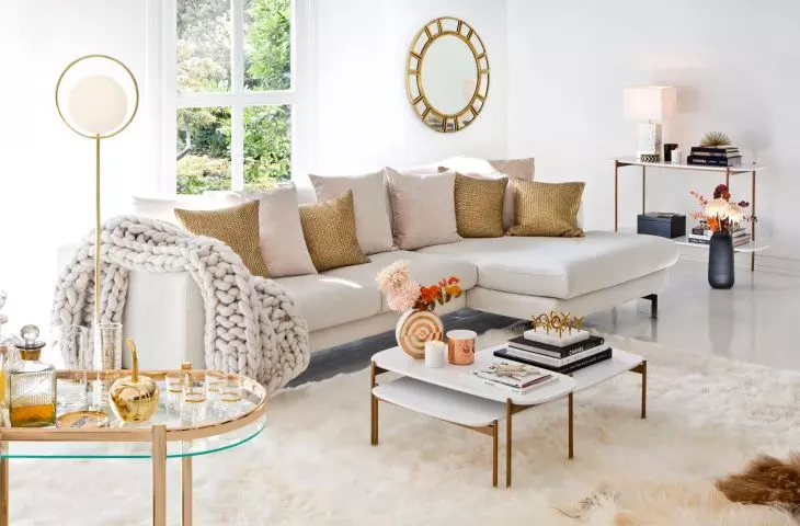 White, gold and elements of navy blue will be the perfect complement to the champagne color