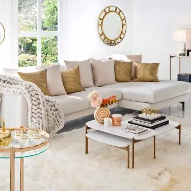 White, gold and elements of navy blue will be the perfect complement to the champagne color