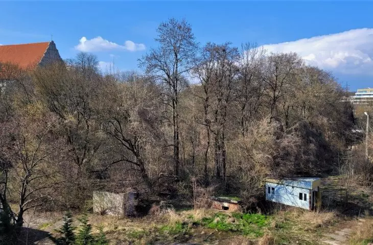 miejsce pod planowany park przy Muzeum, między Wzgórzem św. Wojciecha i Rzeźnią (po prawej, za kadrem)