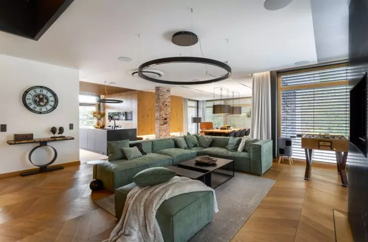 Wnętrze domu od KOiKO Design z prywatną plażą i wodospadem