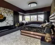 Wnętrze domu od KOiKO Design z prywatną plażą i wodospadem