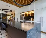 Wnętrze domu od KOiKO Design z prywatną plażą i wodospadem