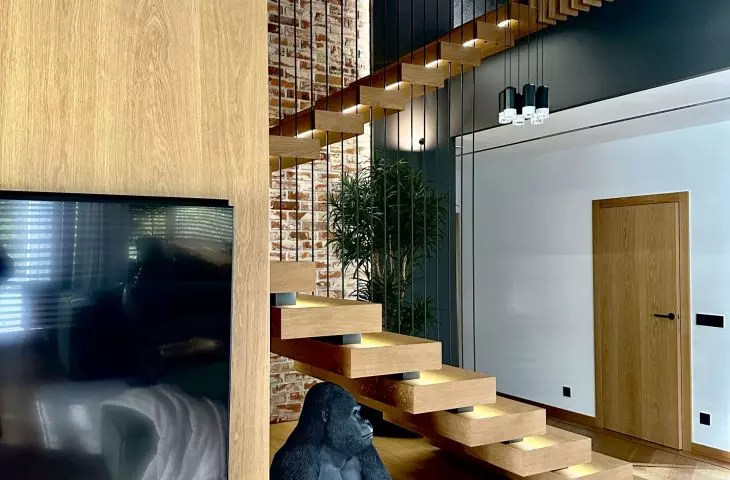 Wnętrze domu od KOiKO Design z prywatną plażą i wodospadem