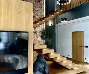 Wnętrze domu od KOiKO Design z prywatną plażą i wodospadem