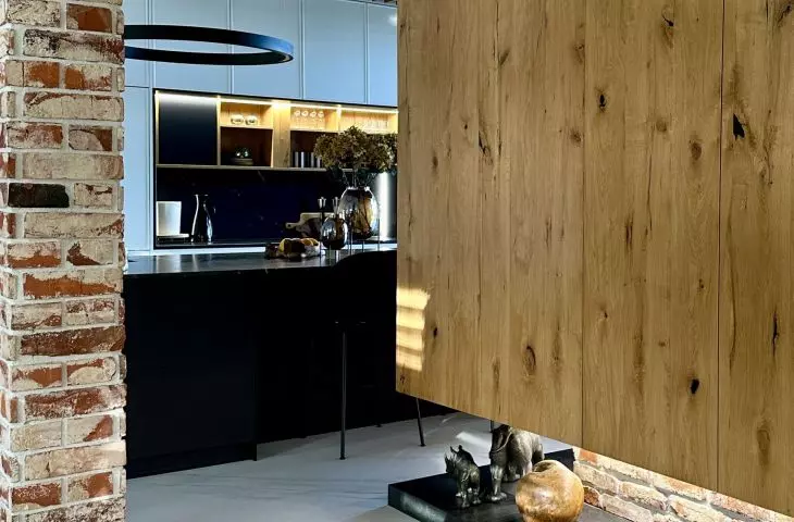 Wnętrze domu od KOiKO Design z prywatną plażą i wodospadem
