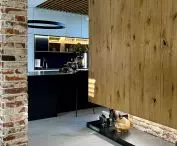 Wnętrze domu od KOiKO Design z prywatną plażą i wodospadem