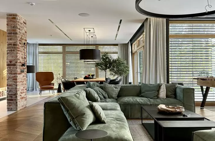 Wnętrze domu od KOiKO Design z prywatną plażą i wodospadem