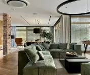 Wnętrze domu od KOiKO Design z prywatną plażą i wodospadem