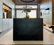 Wnętrze domu od KOiKO Design z prywatną plażą i wodospadem