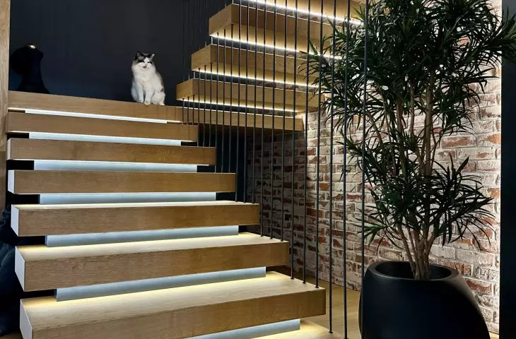 Wnętrze domu od KOiKO Design z prywatną plażą i wodospadem